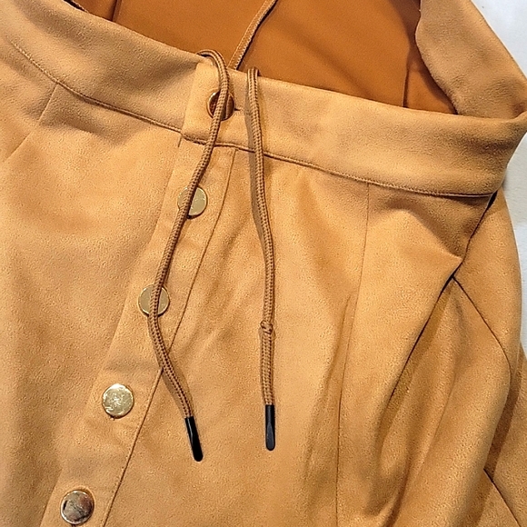 đź’ĄPRICE DROPđź’ĄTan suede button down skirt - Picture 4 of 5